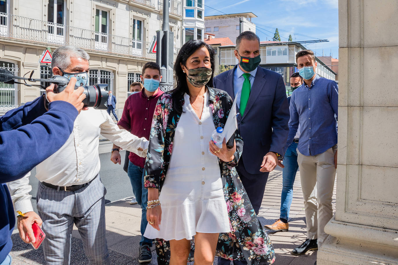 Amaia Martínez, acompañada de Ortega Smith, a la entrada del Parlamento vasco