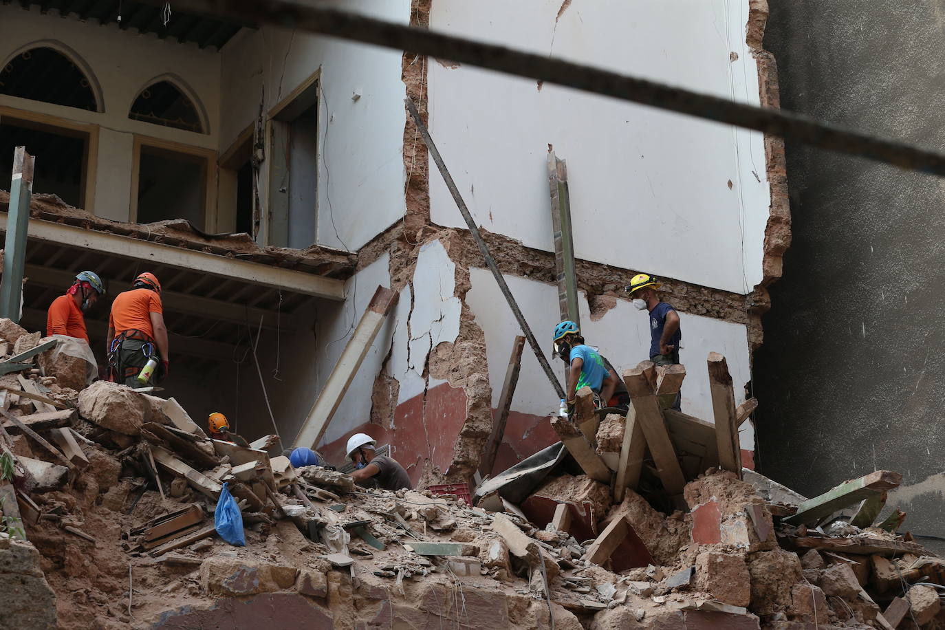 Fotos: Equipo de rescate busca entre los escombros sobrevivientes en Beirut