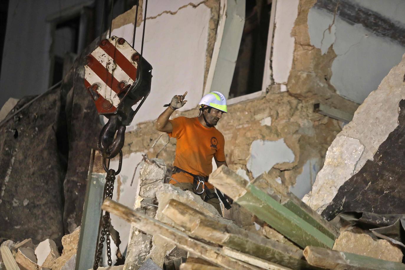 Fotos: Equipo de rescate busca entre los escombros sobrevivientes en Beirut