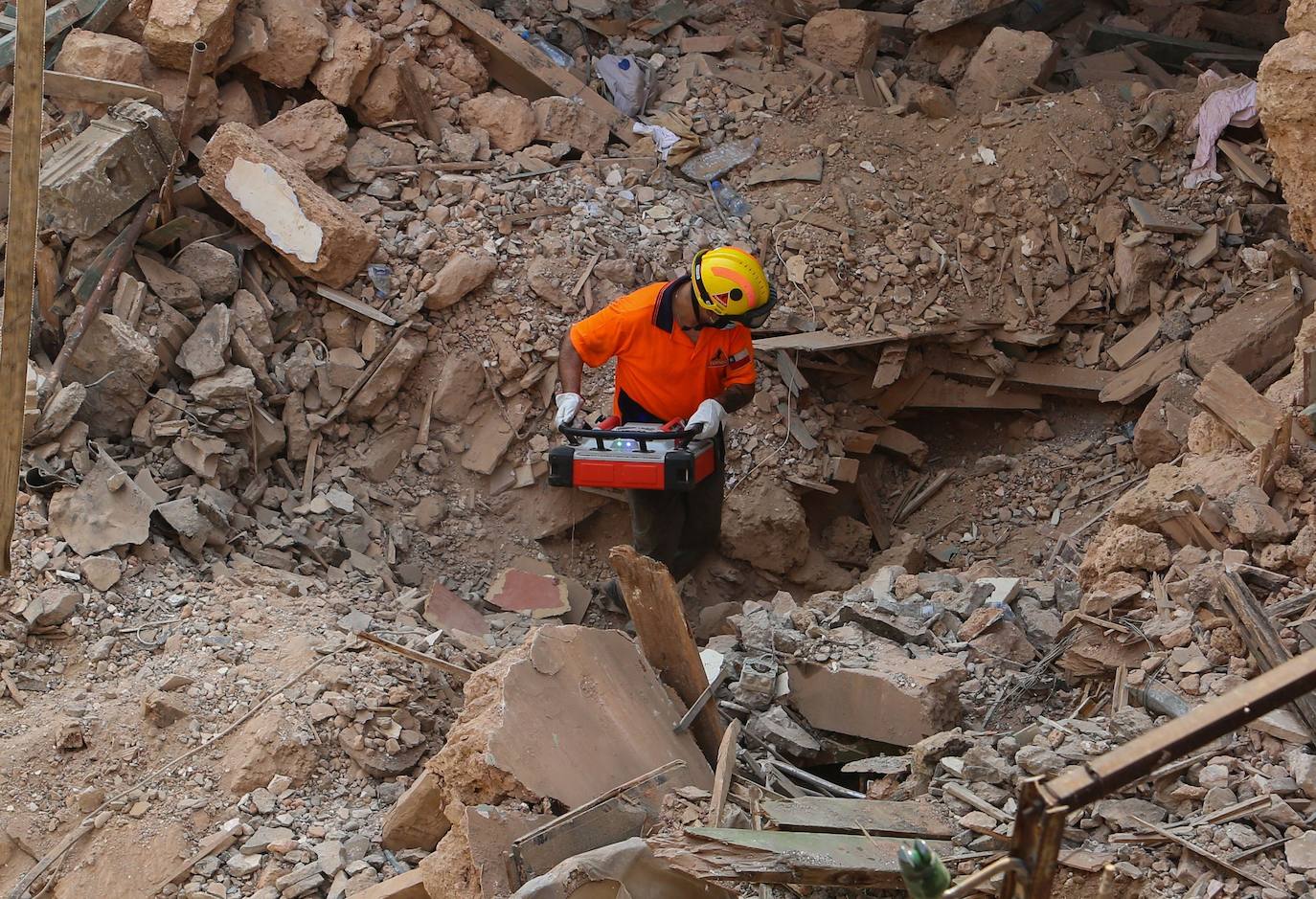 Fotos: Equipo de rescate busca entre los escombros sobrevivientes en Beirut