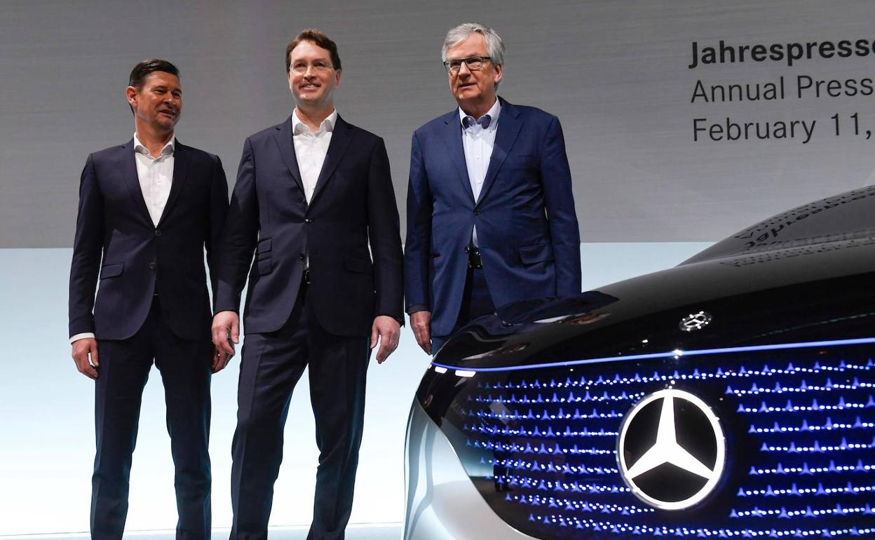 El presidente de Daimler, Ola Källenius, en el medio, durante la presentación de resultados de la multinacional en febrero.