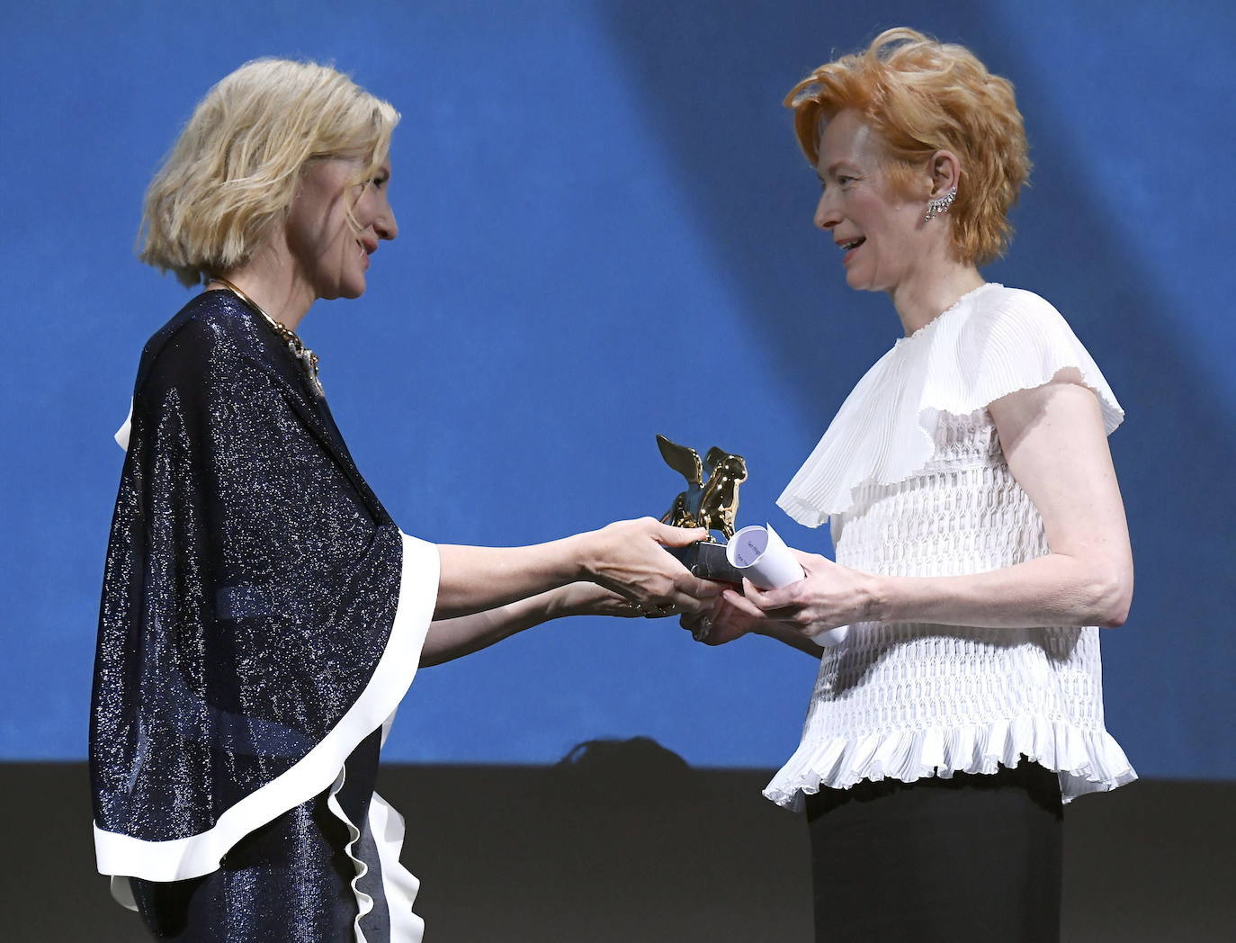 La actriz británica Tilda Swinton fue galardonada con el León de Oro honorífico. Recibió el galardón de manos de Cate Blanchett. 