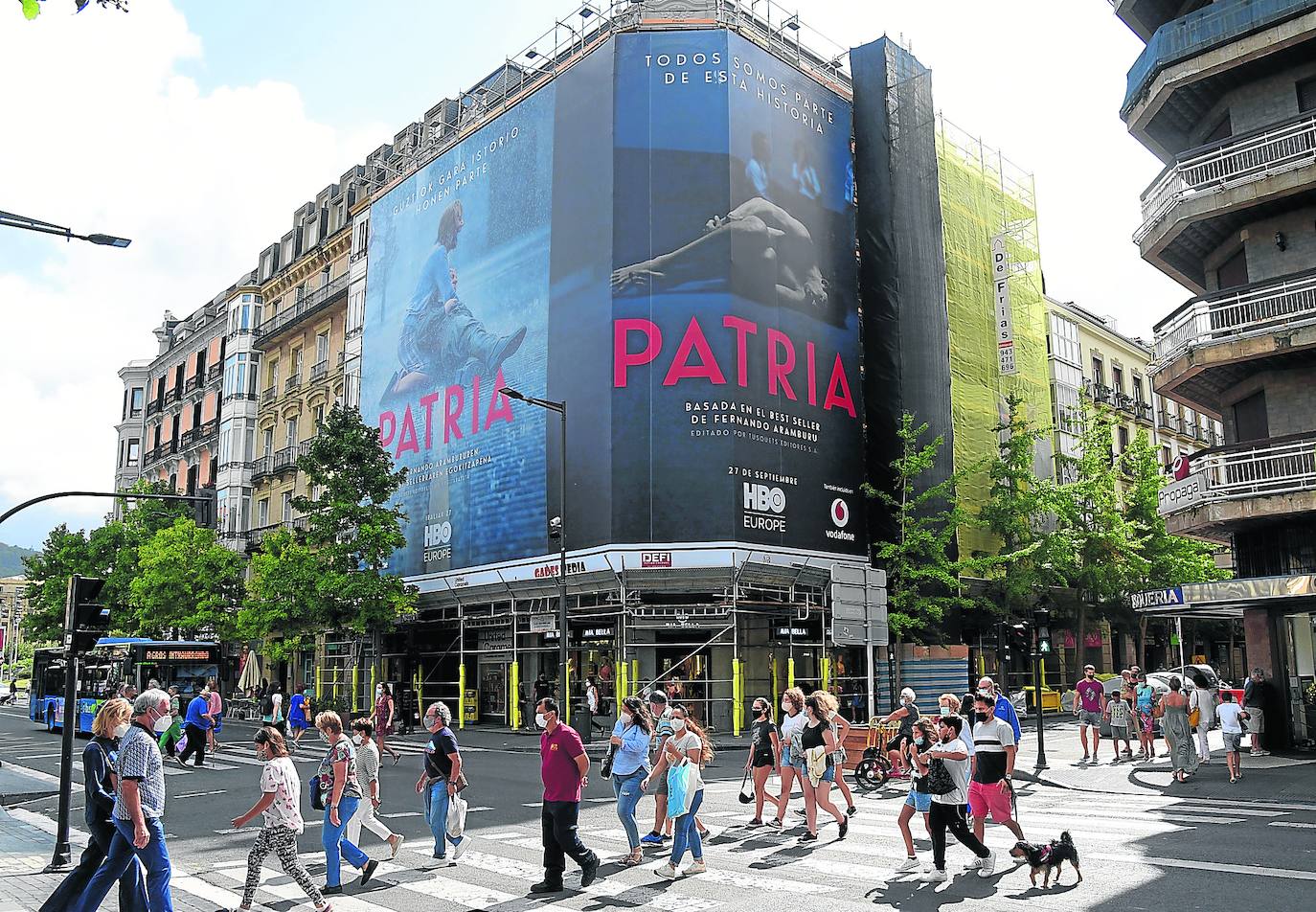 El polémico cartel de 'Patria' cubre el andamio de un edificio de San Sebastián como anuncio de su estreno en el inminente Zinemaldia. 