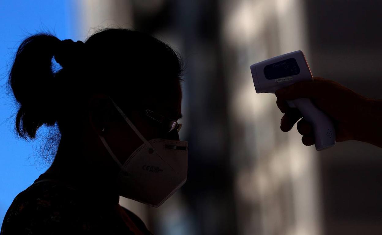 Álava suma otros 94 positivos y acumula 1.300 casos en dos semanas