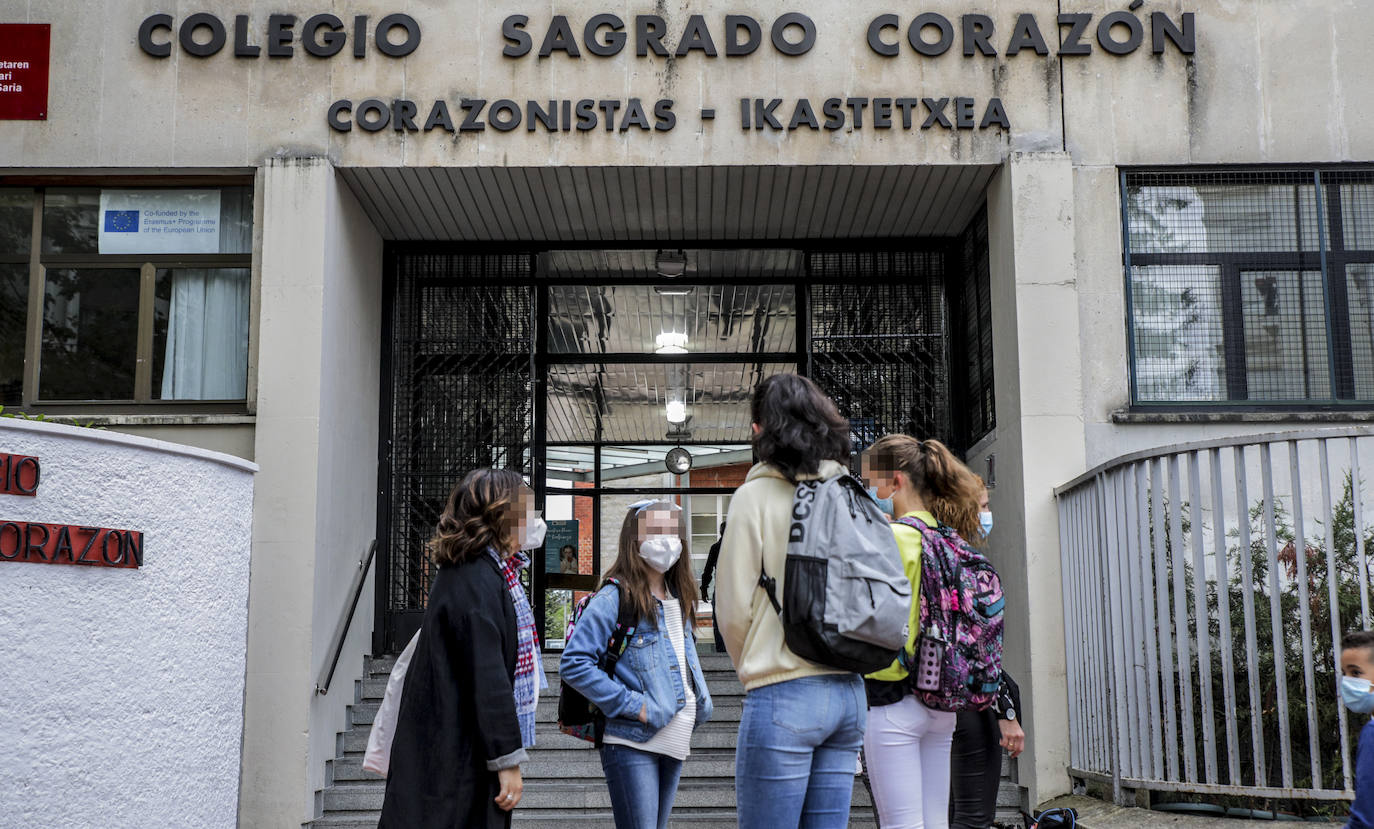 Varias estudiantes conversan en la calle antes de acceder a sus clases en Corazonistas.