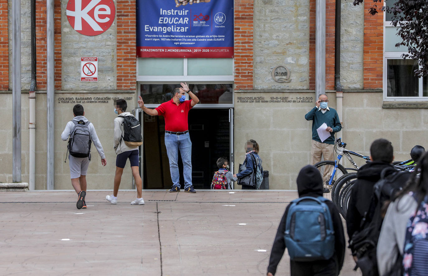 Los profesores de Corazonistas daban indicaciones a los alumnos en este atípico primer día de vuelta al cole en plena pandemia del coronavirus.