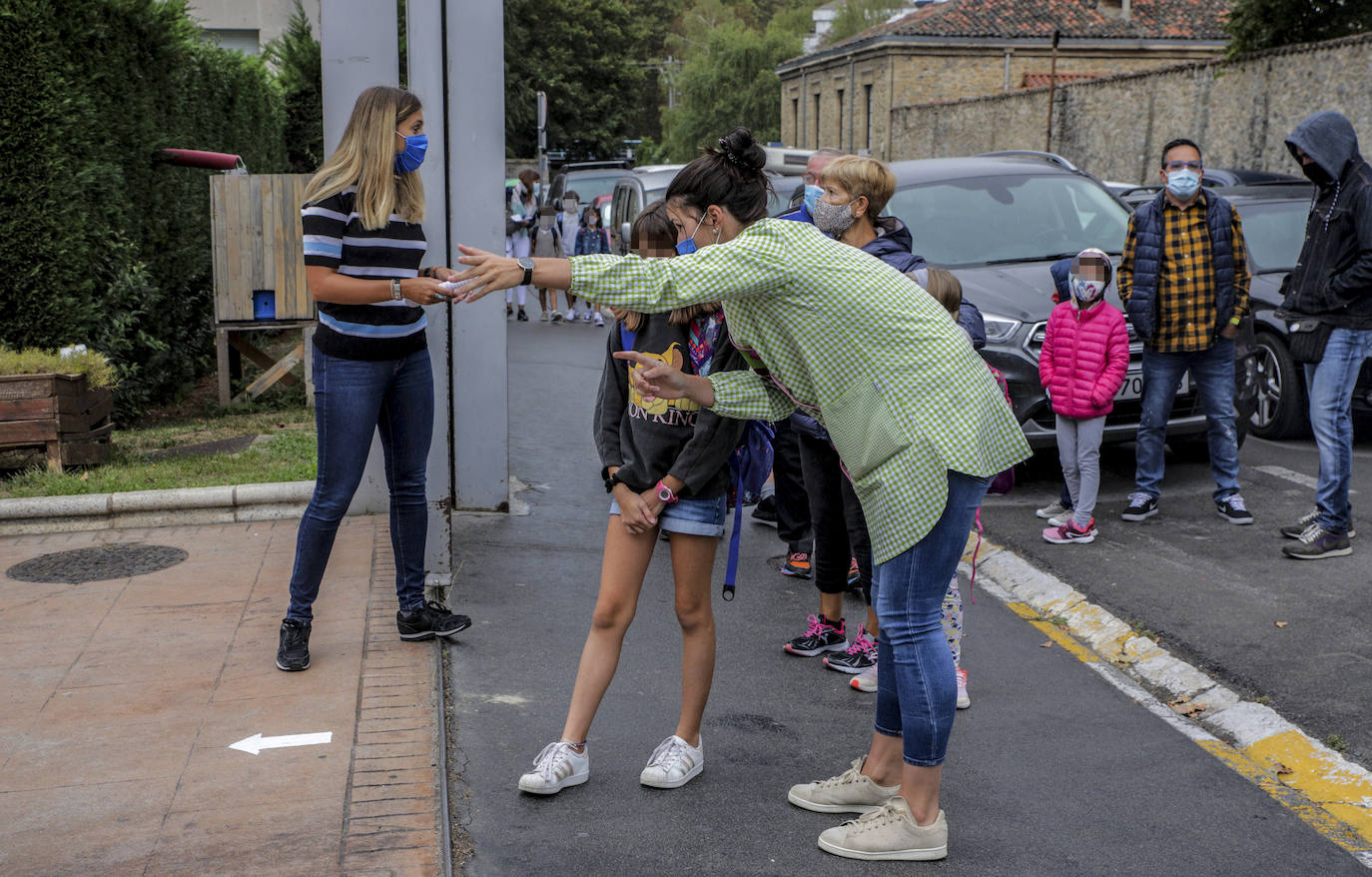 Profesoras de Corazonistas explican a los alumnos del centro el nuevo protocolo a seguir este curso en el centro educativo.