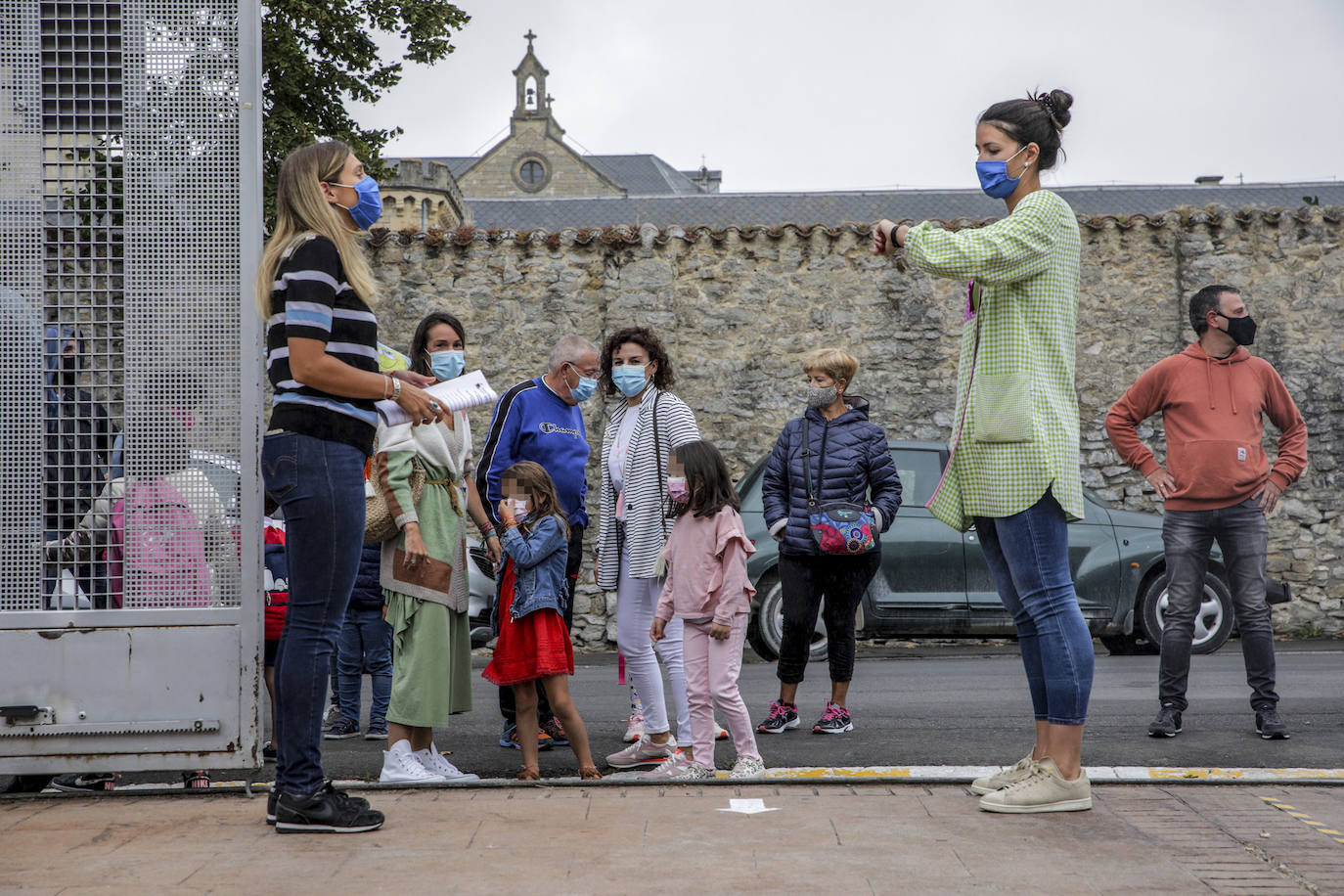 Padres y abuelos han acompañado a sus hijos hasta el exterior del colegio en este atípico primer día de clase en Corazonistas.