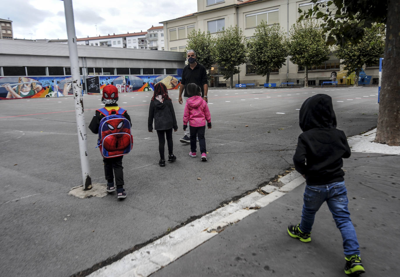 Los primeros alumnos que han llegado al colegio Samaniego de Vitoria han sido recibidos en el patio por sus profesores. Los jóvenes estudiantes han aguardado en el patio de la escuela antes de poder acceder, de forma ordenada, al interior del centro.