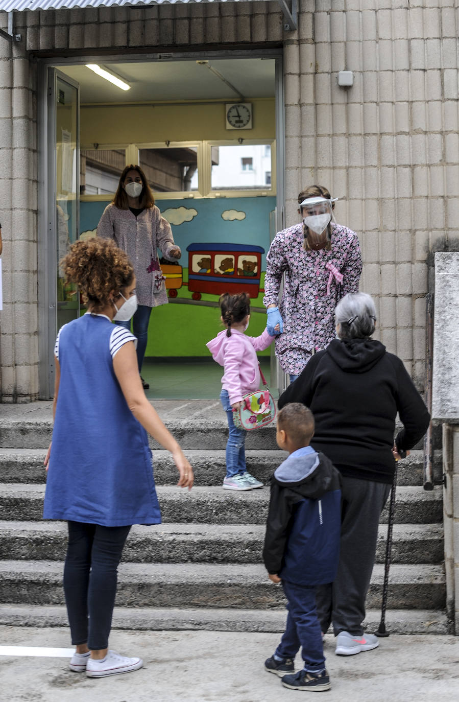 Los profesores del colegio Samaniego han ido recibiendo en las puertas del centro a los alumnos más pequeños de este centro educativo de Vitoria.