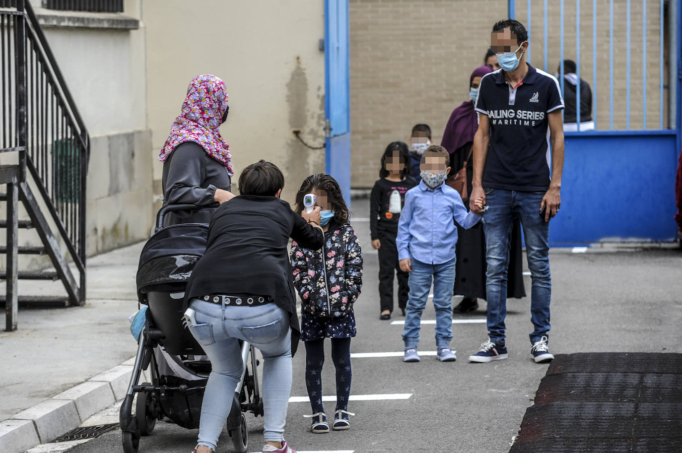 Los pequeños alumnos del colegio Samaniego han aguardado su turno en fila para que sus maestros les pudieran ir tomándoles la temperatura.
