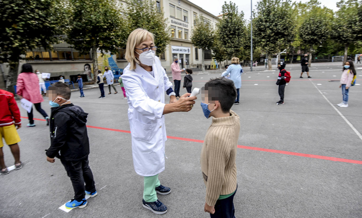 Los estudiantes, separados por la distancia social requerida, han esperado en el patio del colegio Samaniego a que se les tomara la temperatura. Si no tenían fiebre, podían acceder al interior del colegio.