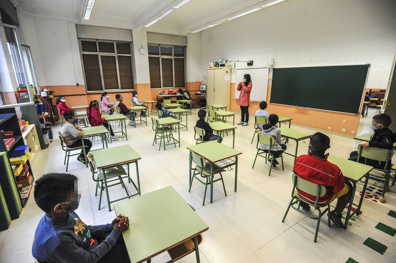 Los pequeños en clase, en el colegio Samaniego, separados y con todas las medidas de protección.