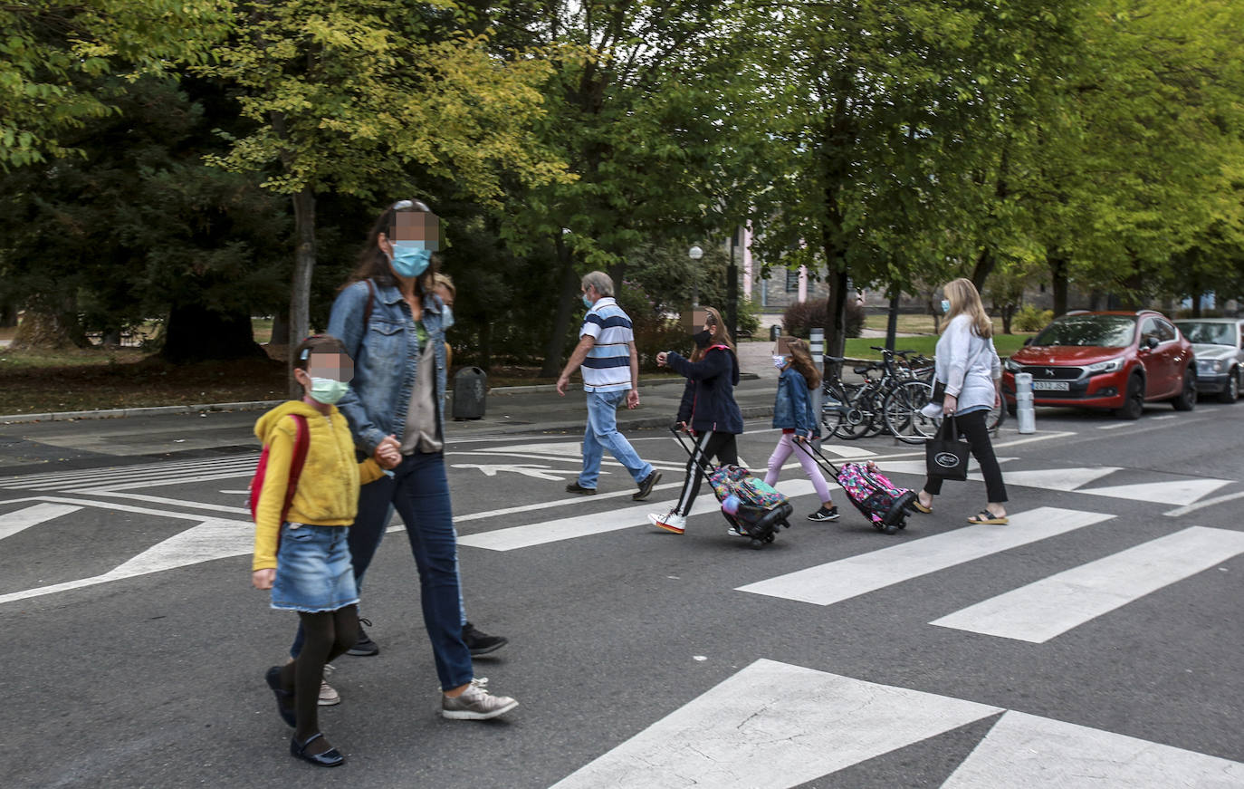 Alumnos del colegio San Viator se dirigen hacia su centro escolar.