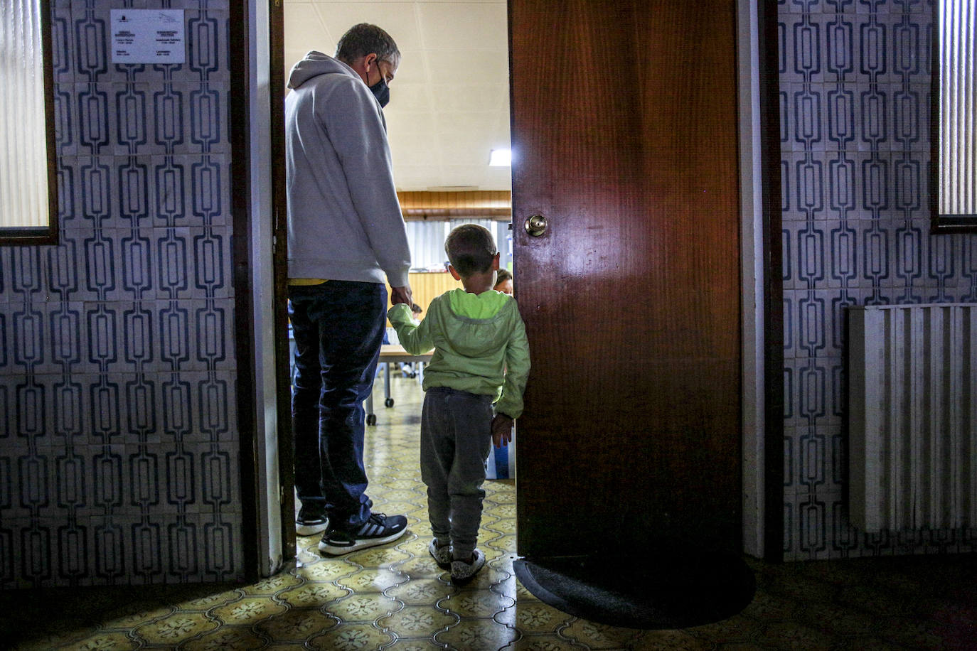 Un pequeño aguarda su turno para acceder al interior de clase en San Viator.