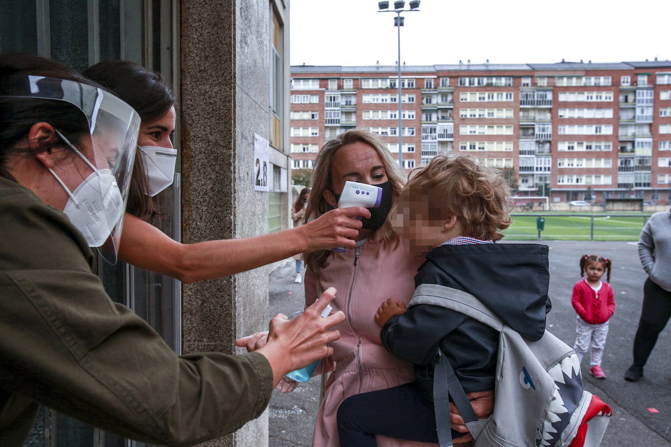 Toma de temperatura en el acceso al colegio San Viator.