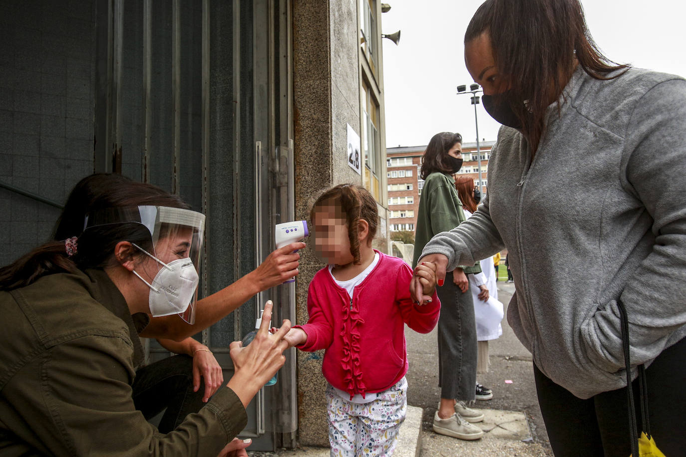 Toma de temperatura en el acceso al colegio San Viator.