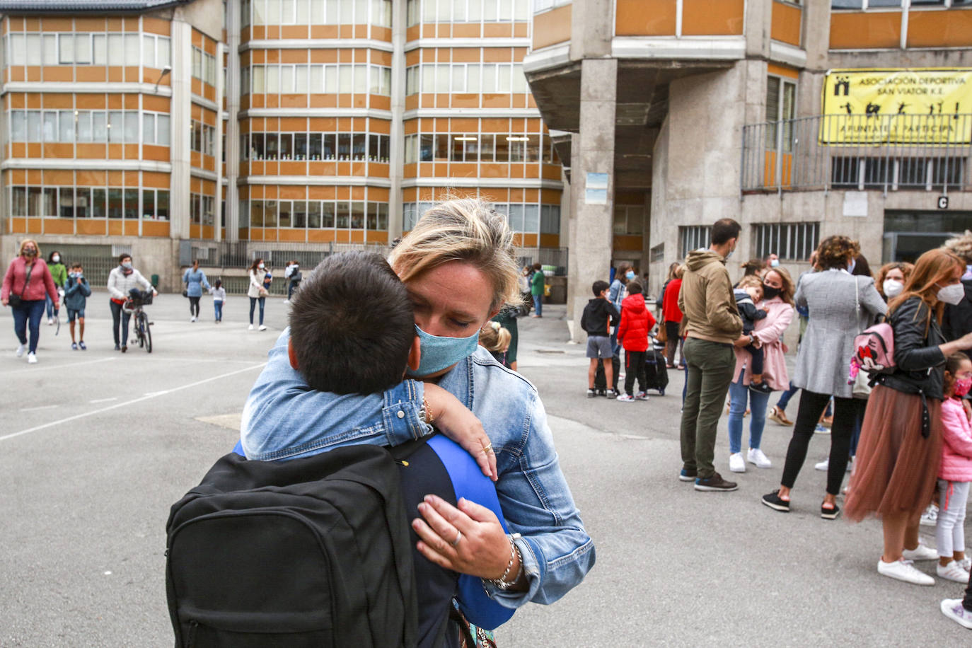 Despedida materna en el acceso al colegio San Viator.