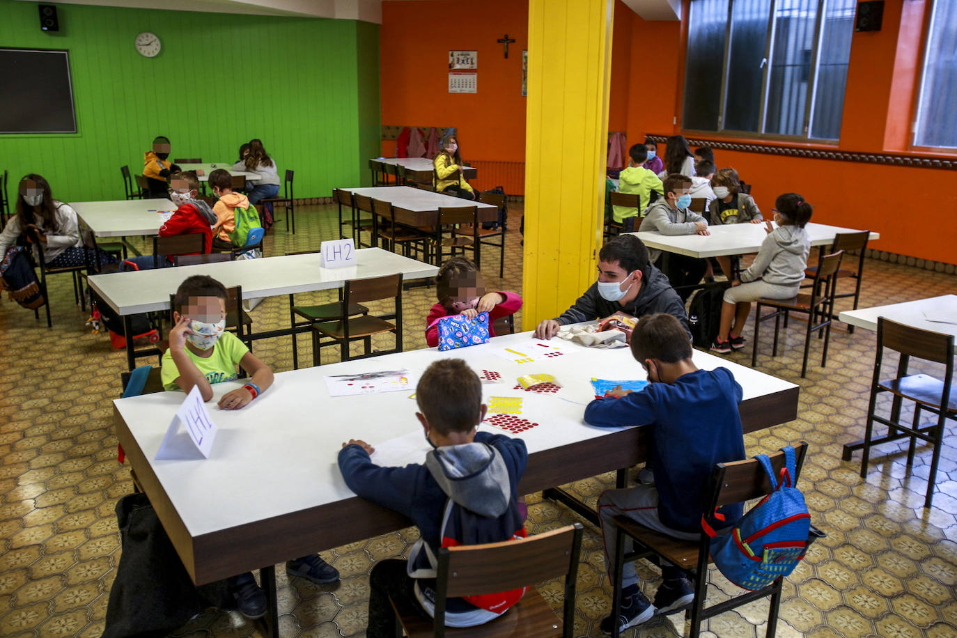 Alumnos, guardando las distancias en clase, en el colegio San Viator.