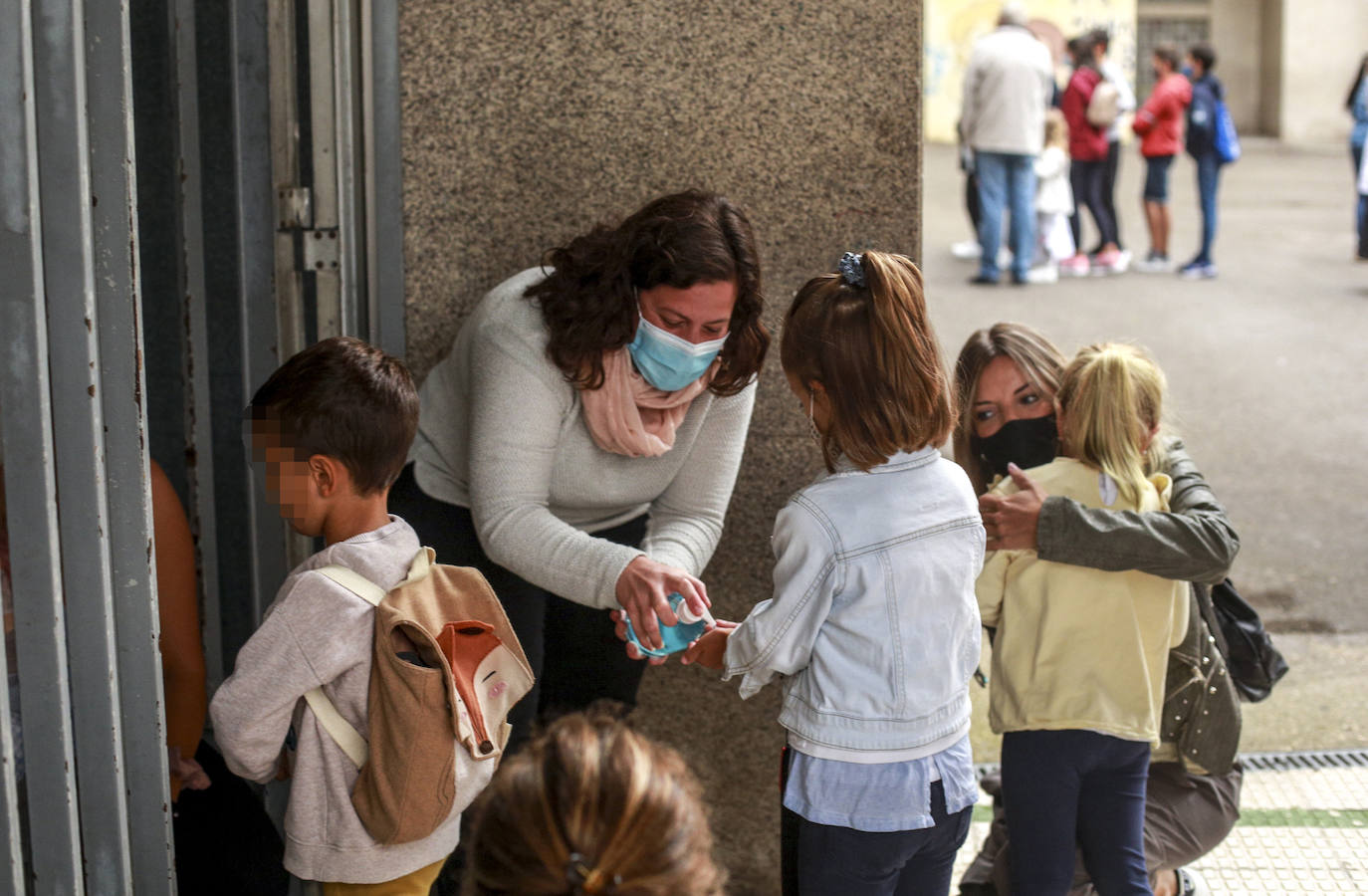 Gel hidroalcohólico en el acceso al colegio San Viator.