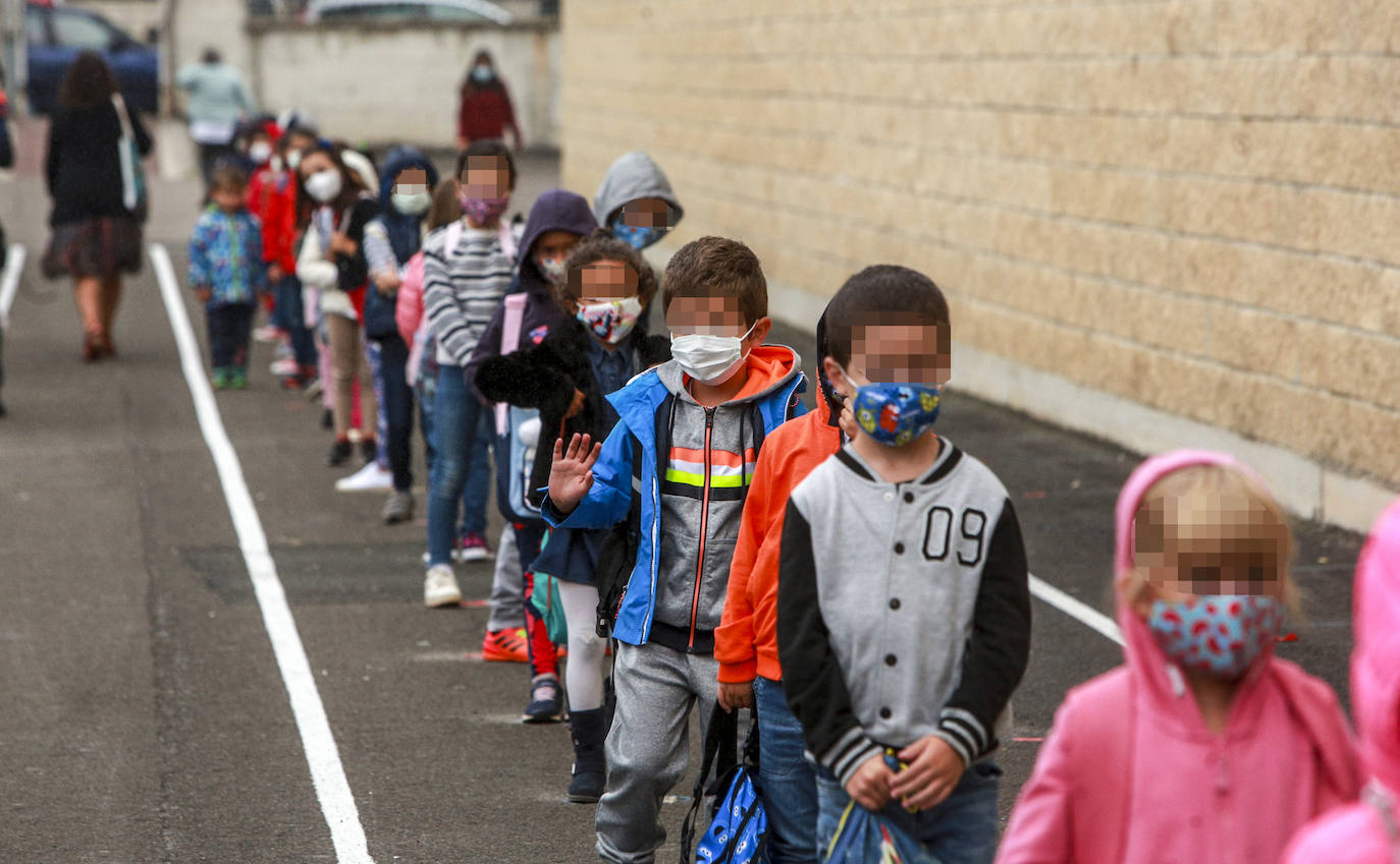 Los alumnos acceden en fila al colegio San Viator.