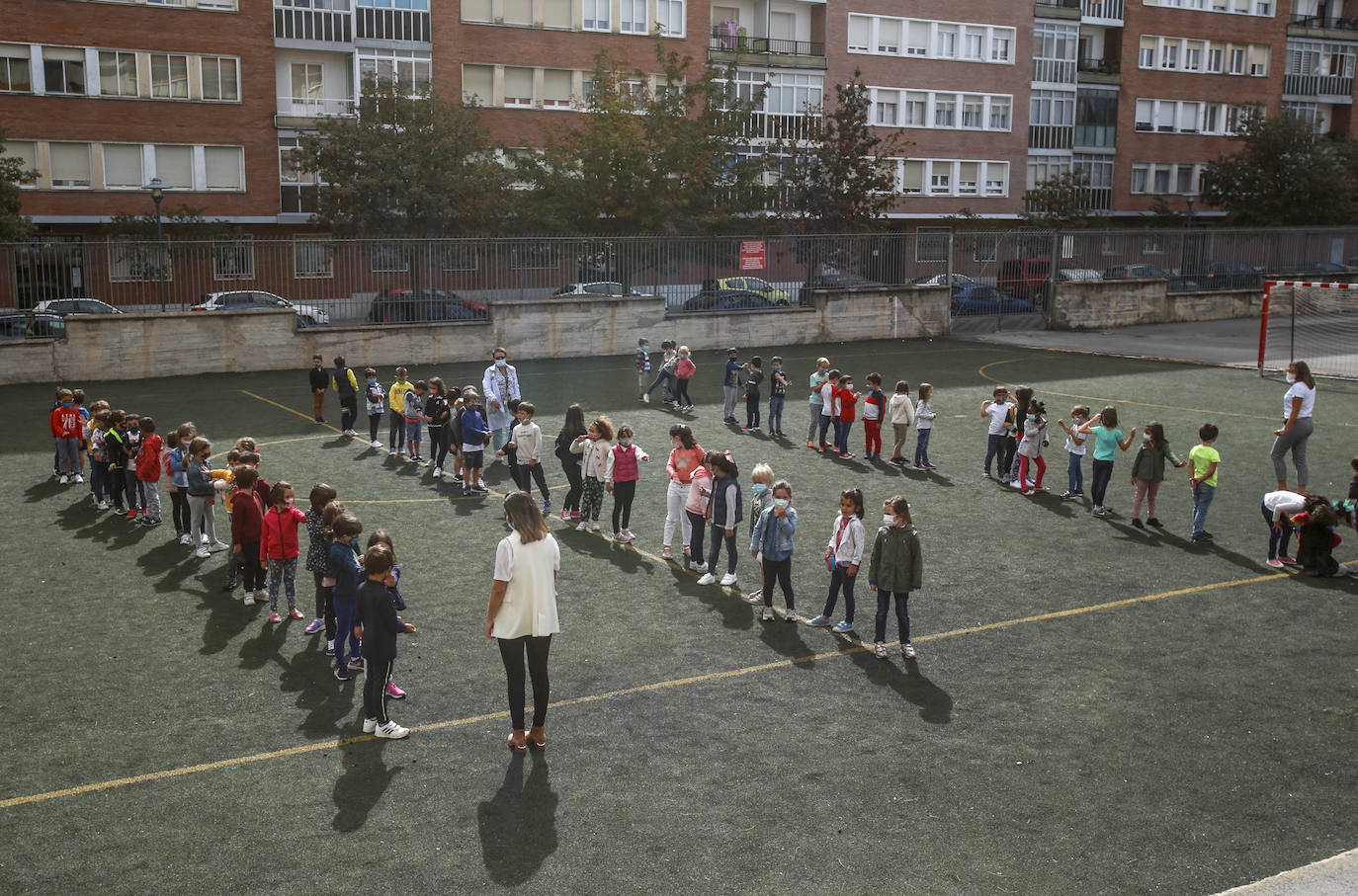 Los alumnos siguen las instrucciones de las profesoras en el colegio San Viator.