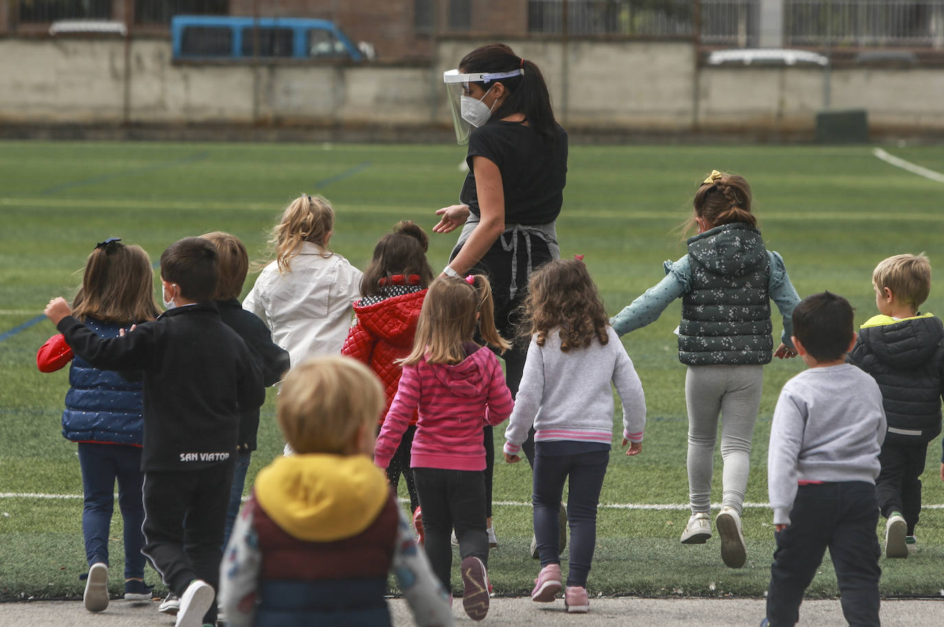 Los alumnos siguen las instrucciones de una profesora en el colegio San Viator.