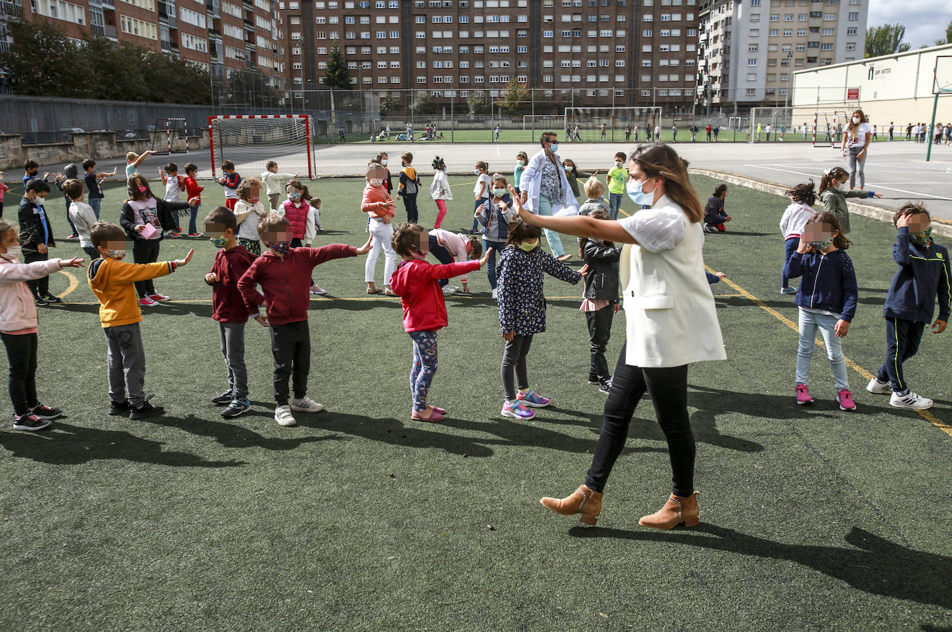 Los alumnos más pequeños atienden a su profesora en el colegio san Viator.