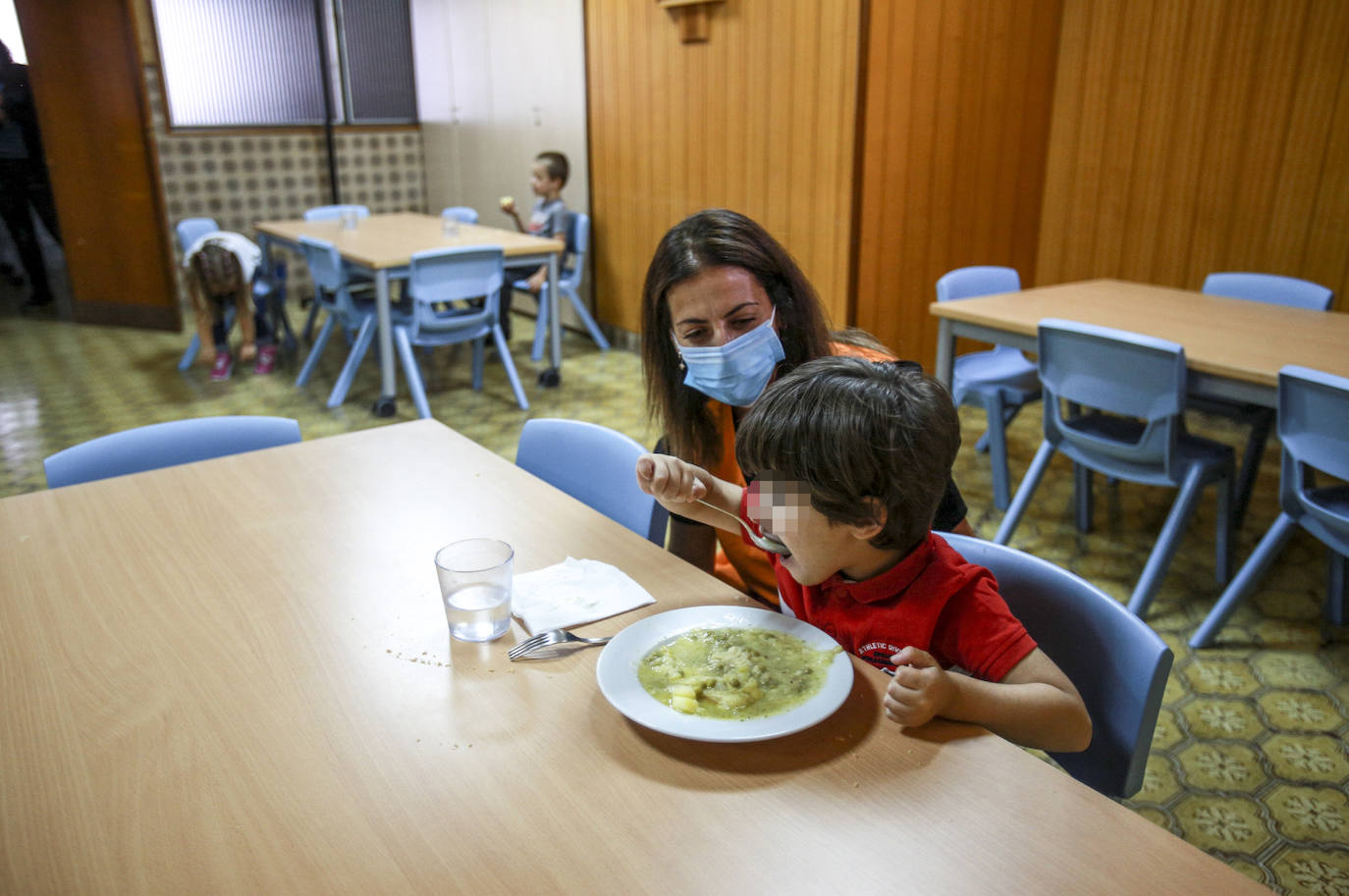 Alumnos en el comedor del colegio San Viator.