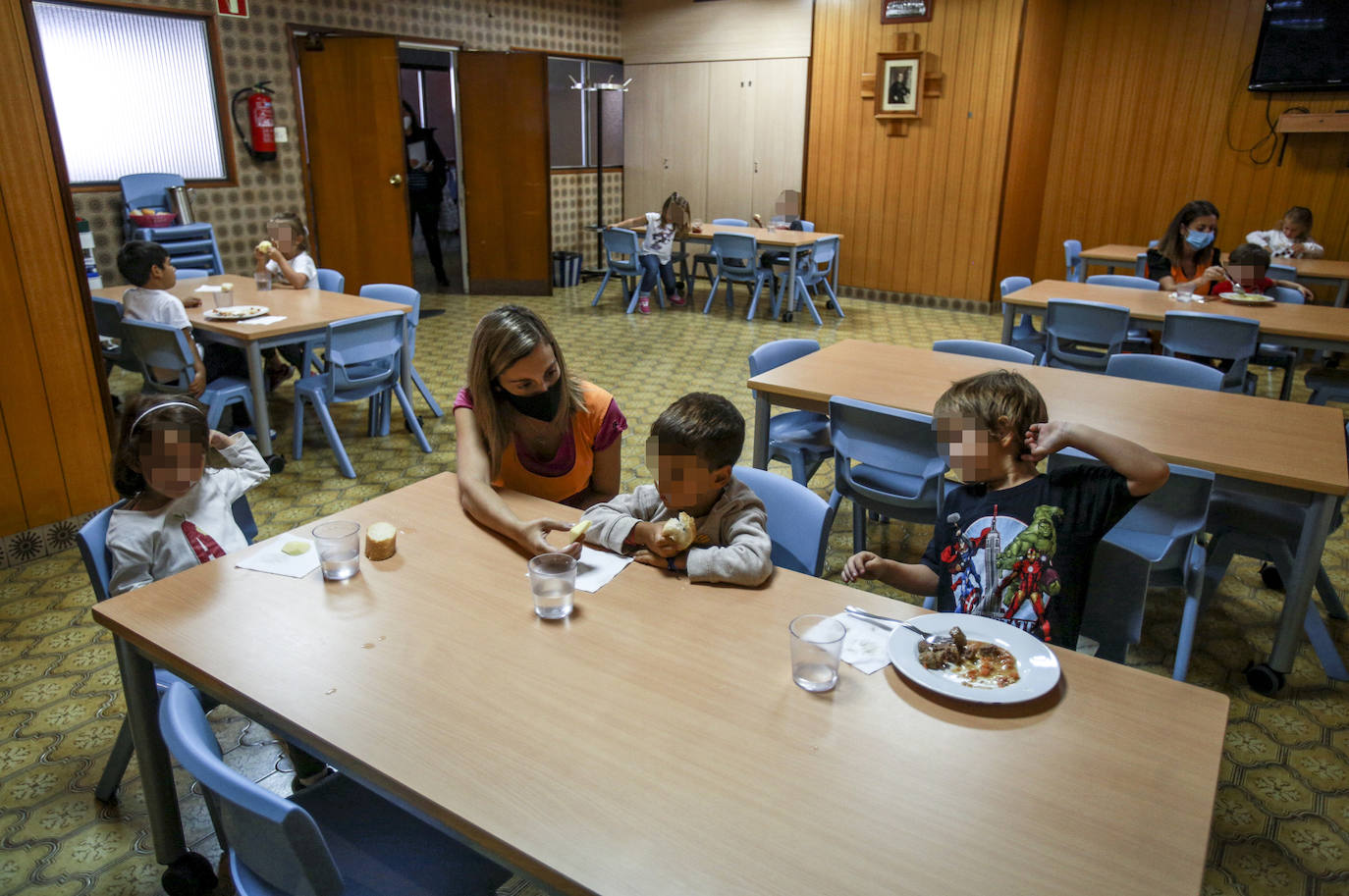Alumnos en el comedor del colegio San Viator.