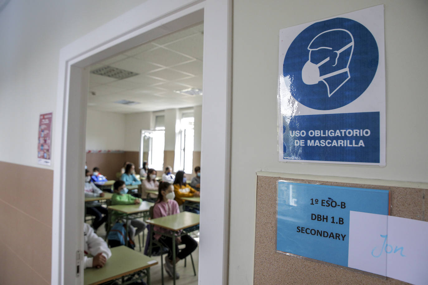 Alumnos en clase, con las mesas separadas, en el colegio Vera Cruz.