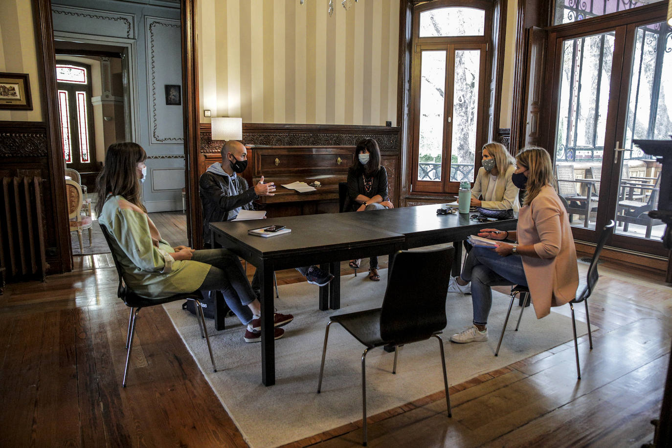 Reunión de profesores en el colegio Vera Cruz, donde han habilitado una sala de aislamiento temporal.