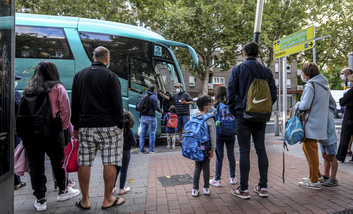 A algunos estudiantes que se trasladan a clase en transporte escolar se les ha tomado la temperatura antes de acceder al autocar que les llevaría a su centro educativo. Todos los alumnos llevaban también puesta su mascarilla. Mientras, sus padres contemplaban la insólita escena.