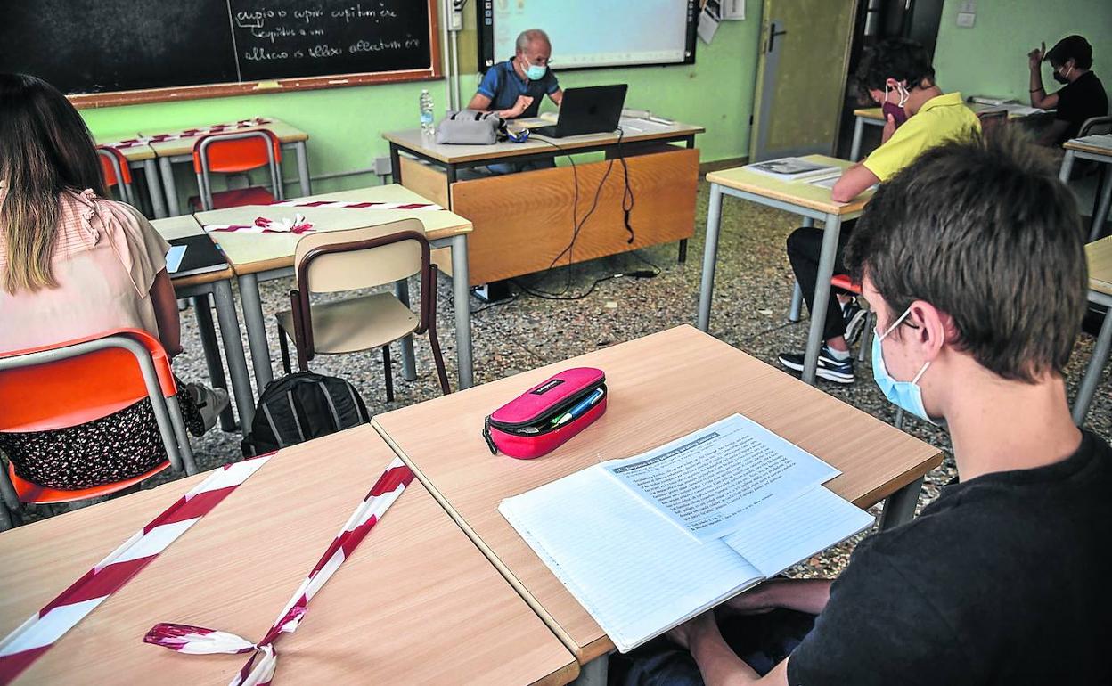 Un grupo de estudiantes durante una clase en el arranque del curso en Italia.