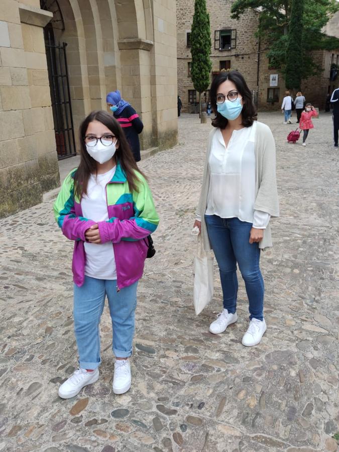 Las normas también han obligado a cambiar los itinerarios de salida y acceso a los centros. Así, la entrada al colegio Víctor Tapia de Laguardia se ha trasladado este año a la plaza entre la Torre Abacial y la iglesia de Santa María de los Reyes para tener más espacio para alumnos y familiares. Además, se han establecido tres turnos de entrada y se han vallado los columpios y juegos infantiles. 