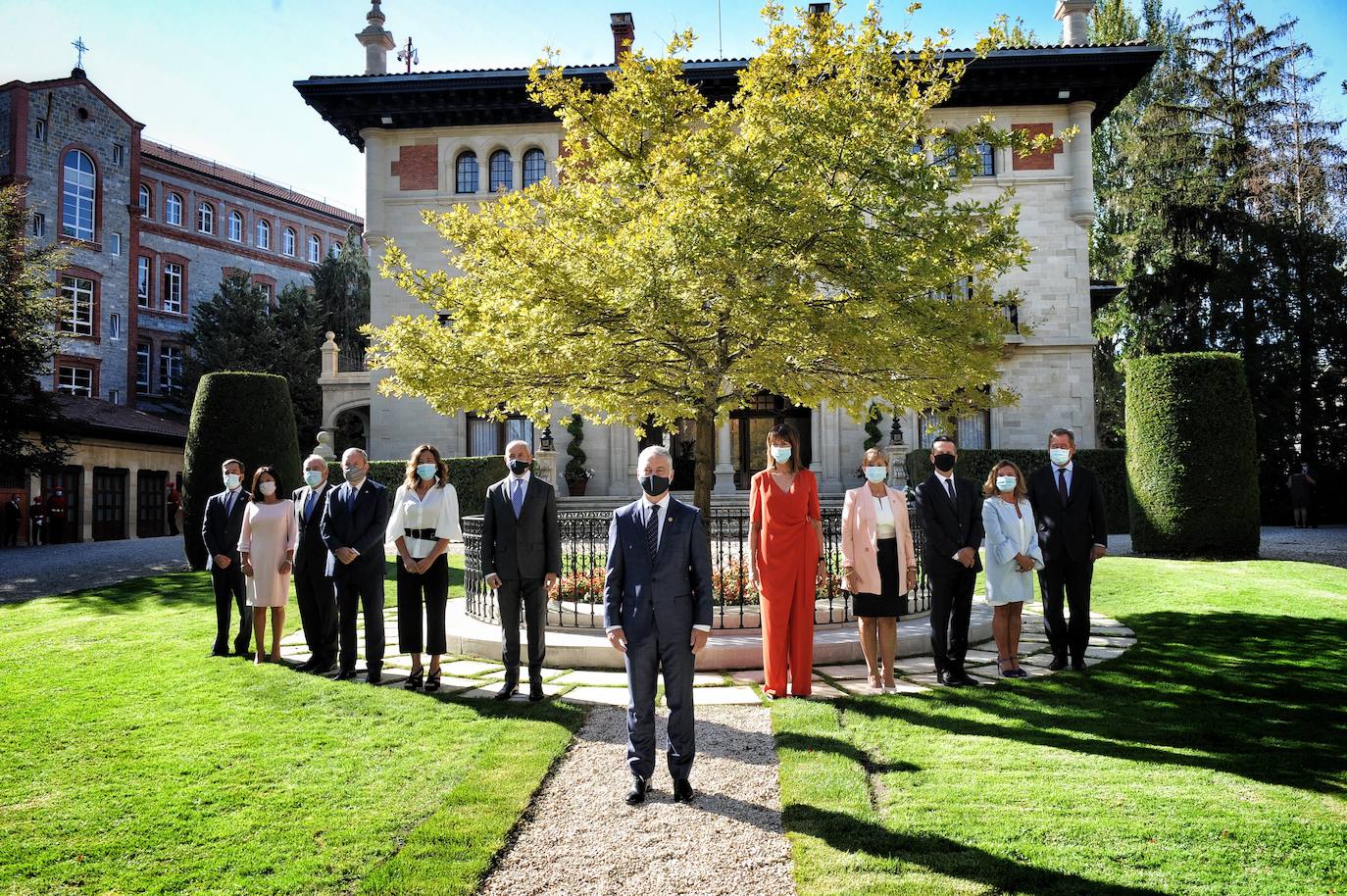 Urkullu encabeza la foto de familia de sus consejeros. 