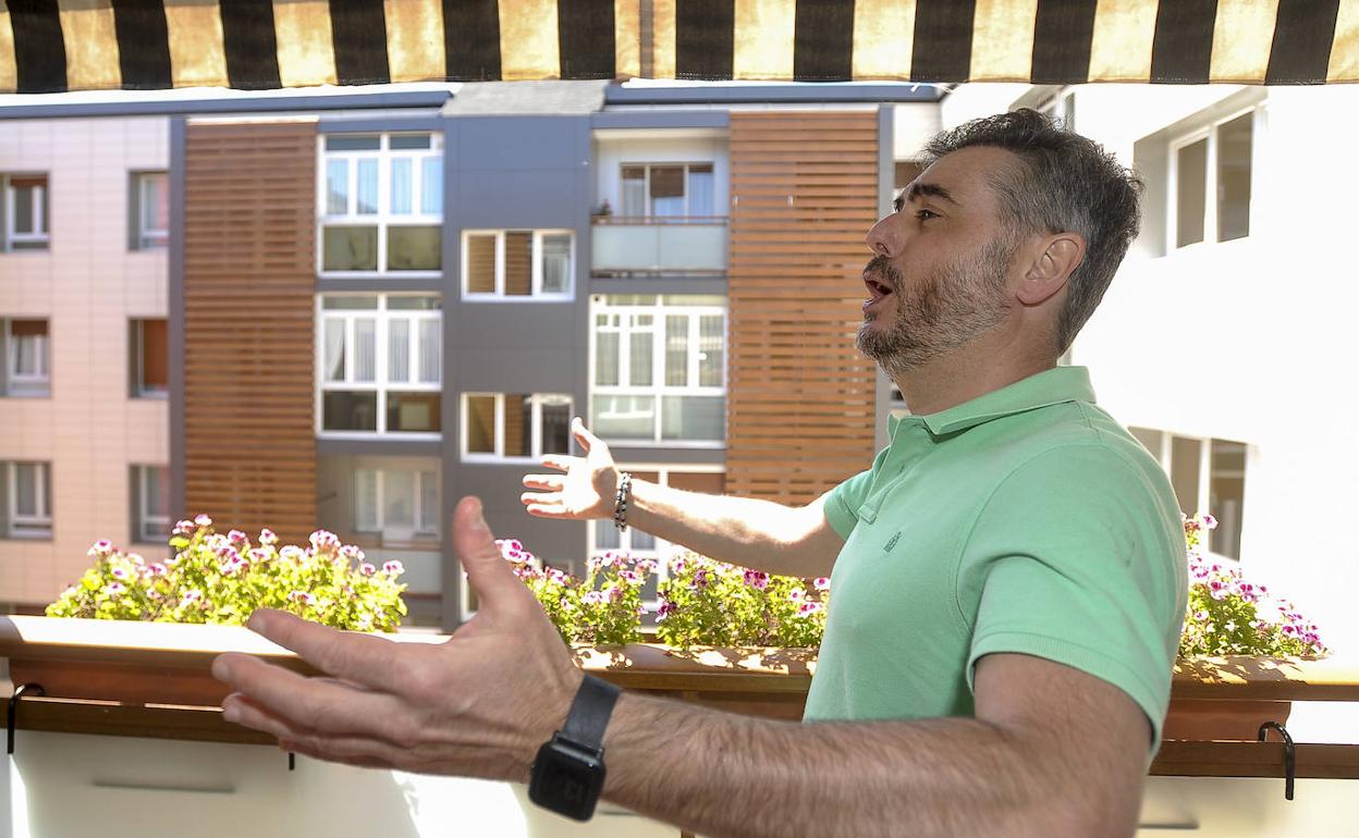 Andoni Martínez Barañano, en uno de los balcones de su casa, en Algorta , cantando durante el estado de Alarma por la expansion del coronavirus Covid-19