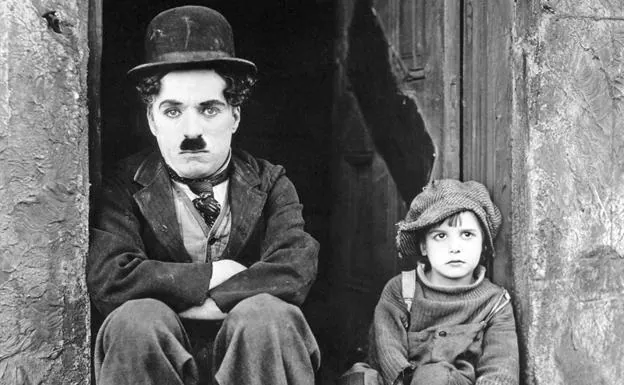 Jackie Coogan junto a Charles Chaplin en 'El Chico', 1921 (Wikimedia CC PD). 