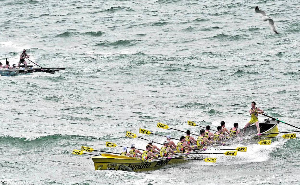 Orio, ganador a la postre de la Bandera La Concha de 2017, y Urdaibai se disponen a entrar en la bahía donostiarra durante la segunda jornada de la regata. 