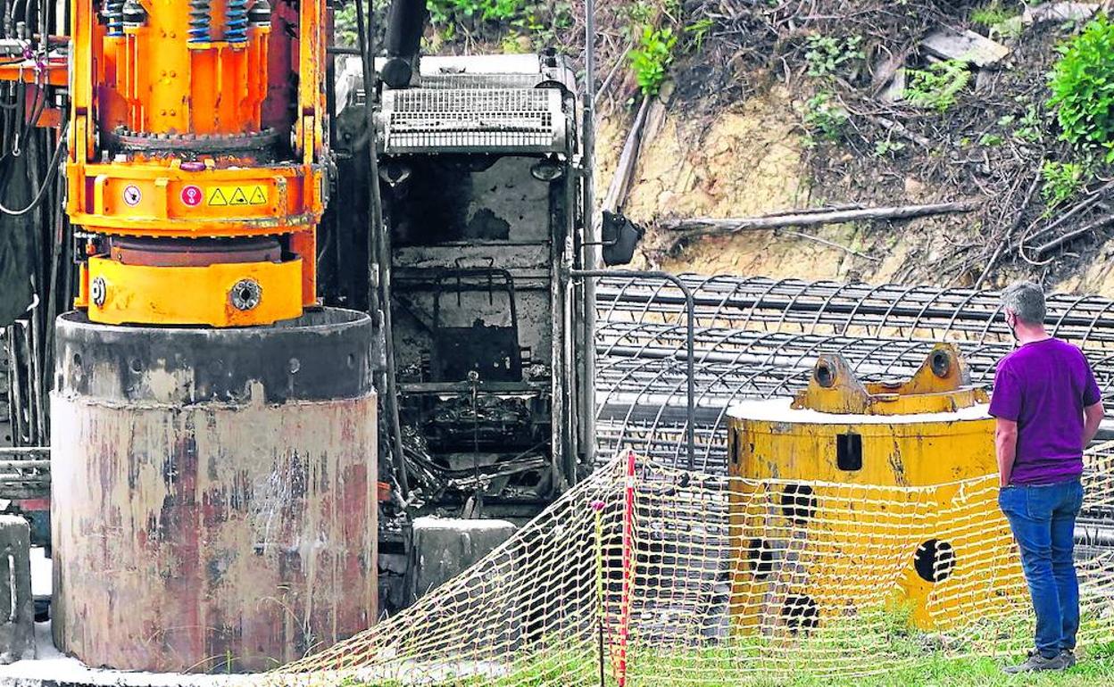 Radicales calcinaron el domingo una máquina perforadora que trabajaba en Elorrio lanzándole varios cócteles molotov. 