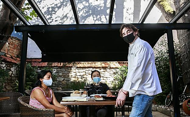 Mikel Fiestras atiende a dos comensales en La Regadera.