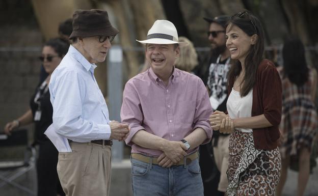 Imagen principal - Woody Allen, Wallace Shawn y Elena Anaya en el rodaje; Gina Gershon y Wallace Shawn en una terraza del hotel María Cristina y Gina Gershon con el Kursaal a sus espaldas.