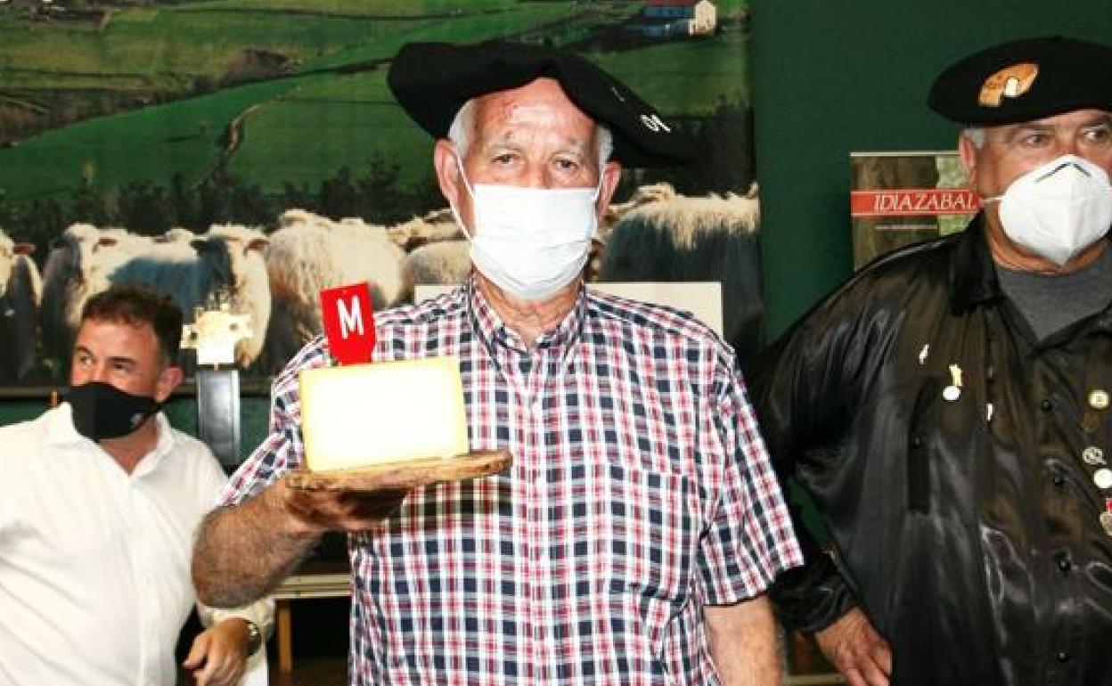 Pascual López de Uralde, con la mitad del queso vencedor. 