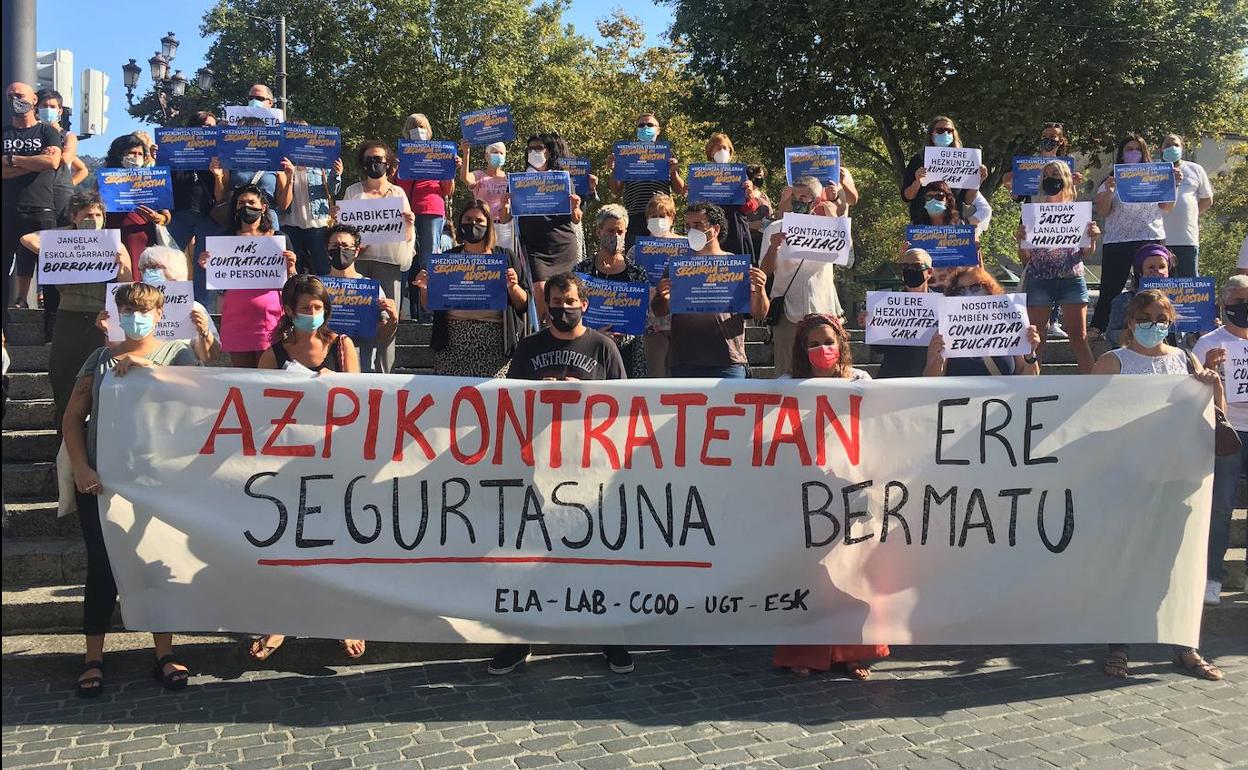 Movilización convocada por los sindicatos esta mañana en el Arriaga.