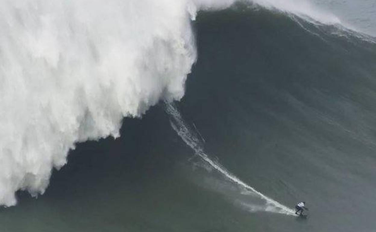 La brasileña Maya Gabeira bate el récord femenino con la ola más grande jamás surfeada