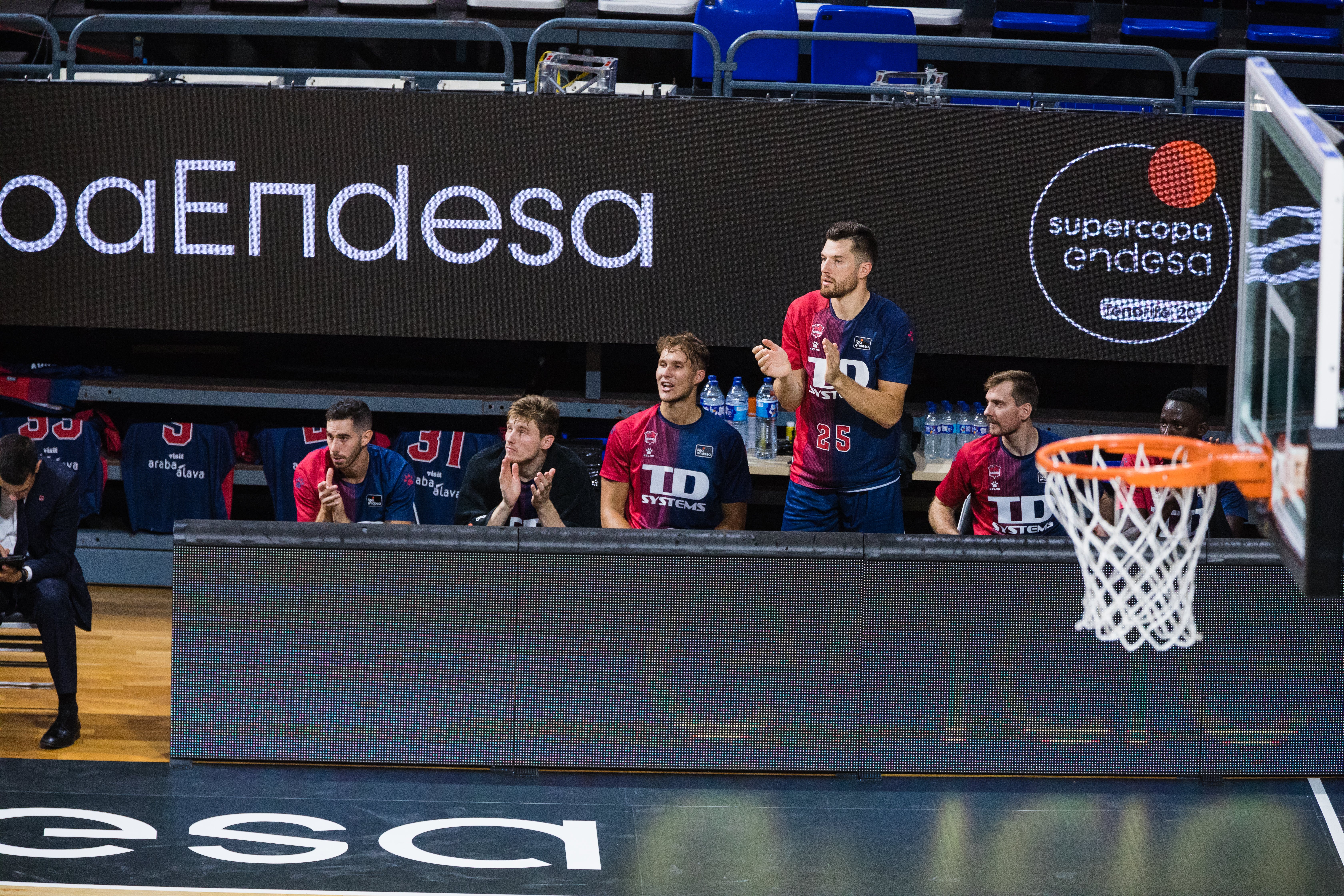Baskonia y Barcelona han disputado la primera semifinal de la Supercopa.