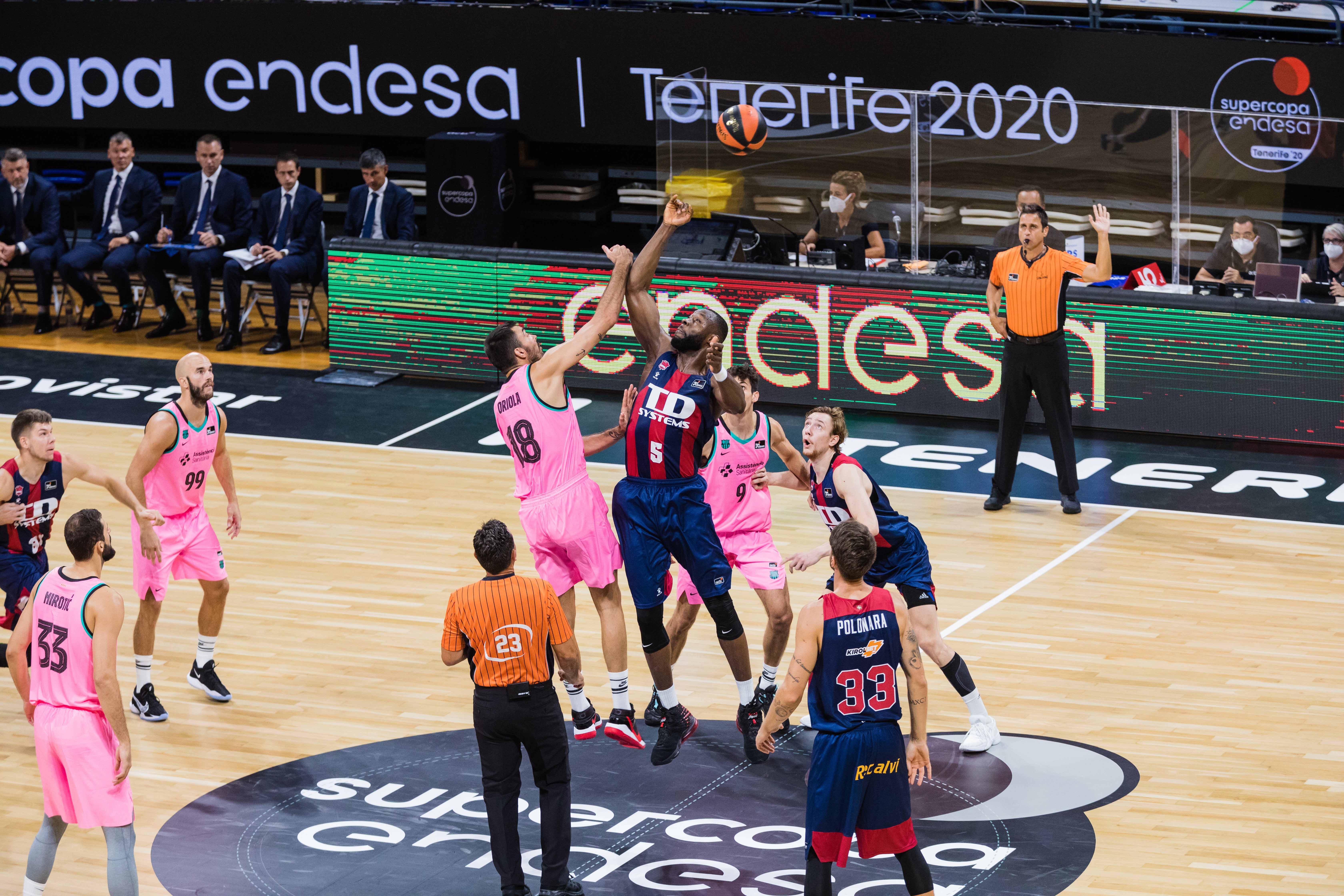 Baskonia y Barcelona han disputado la primera semifinal de la Supercopa.