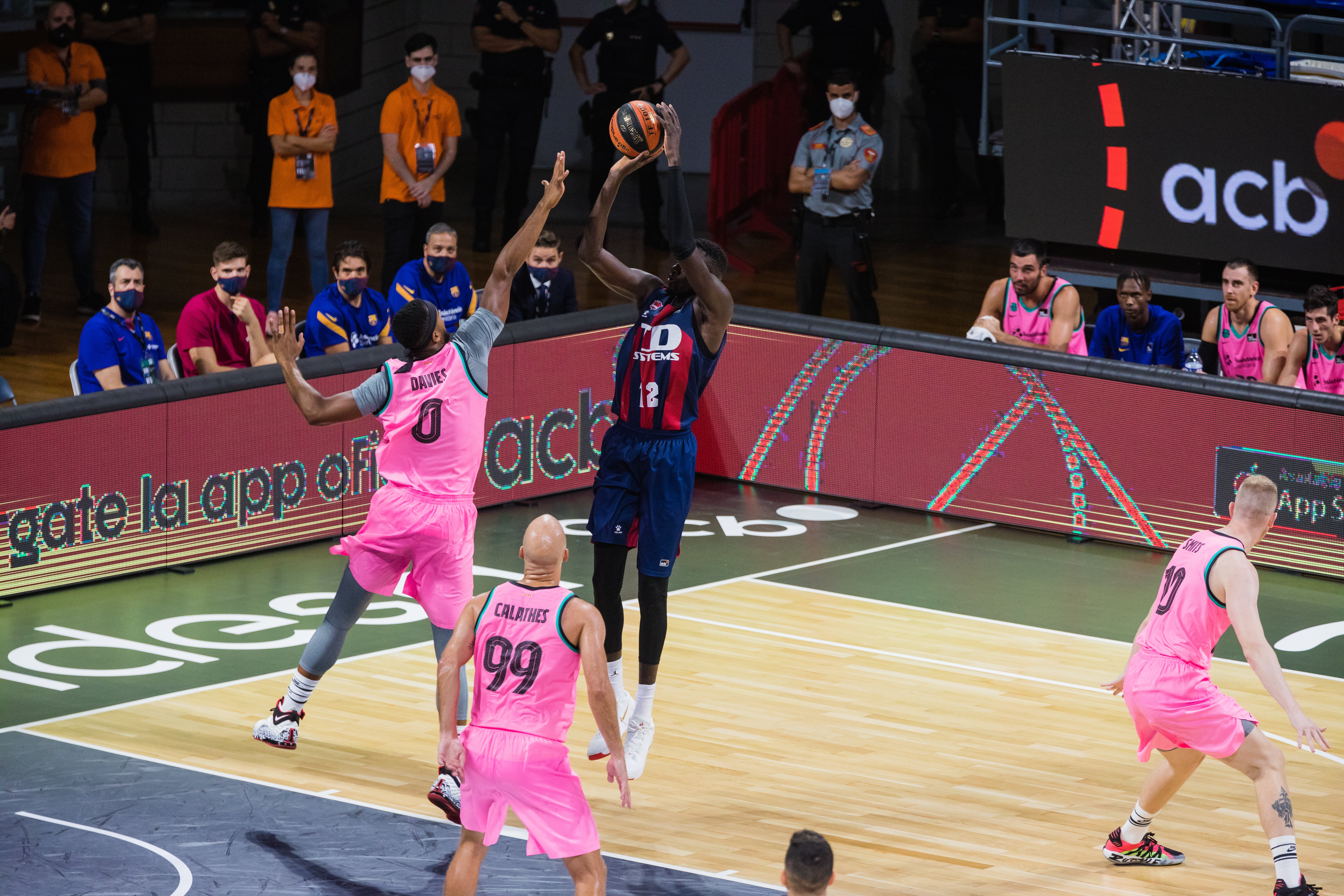 Baskonia y Barcelona han disputado la primera semifinal de la Supercopa.