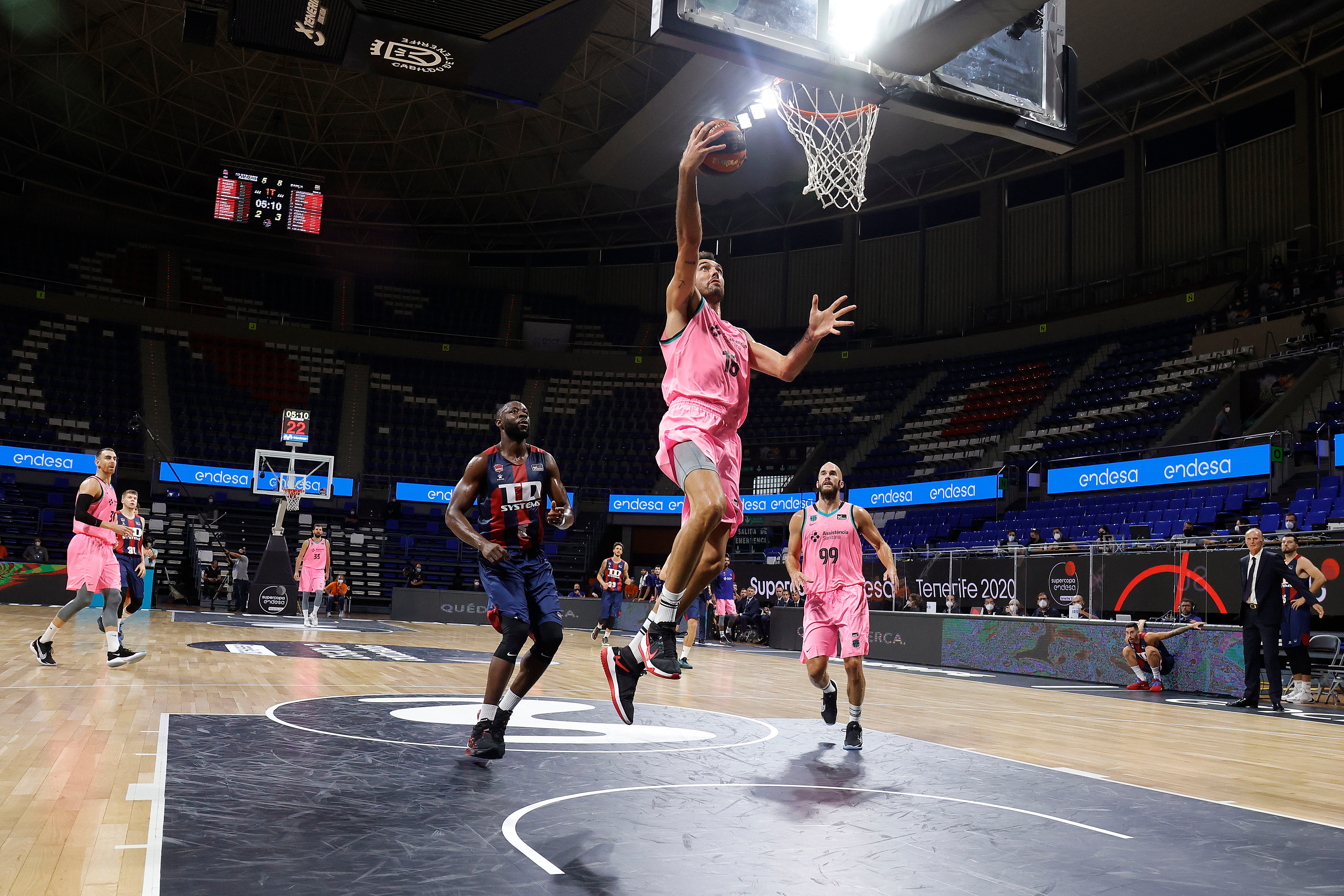 Baskonia y Barcelona han disputado la primera semifinal de la Supercopa.