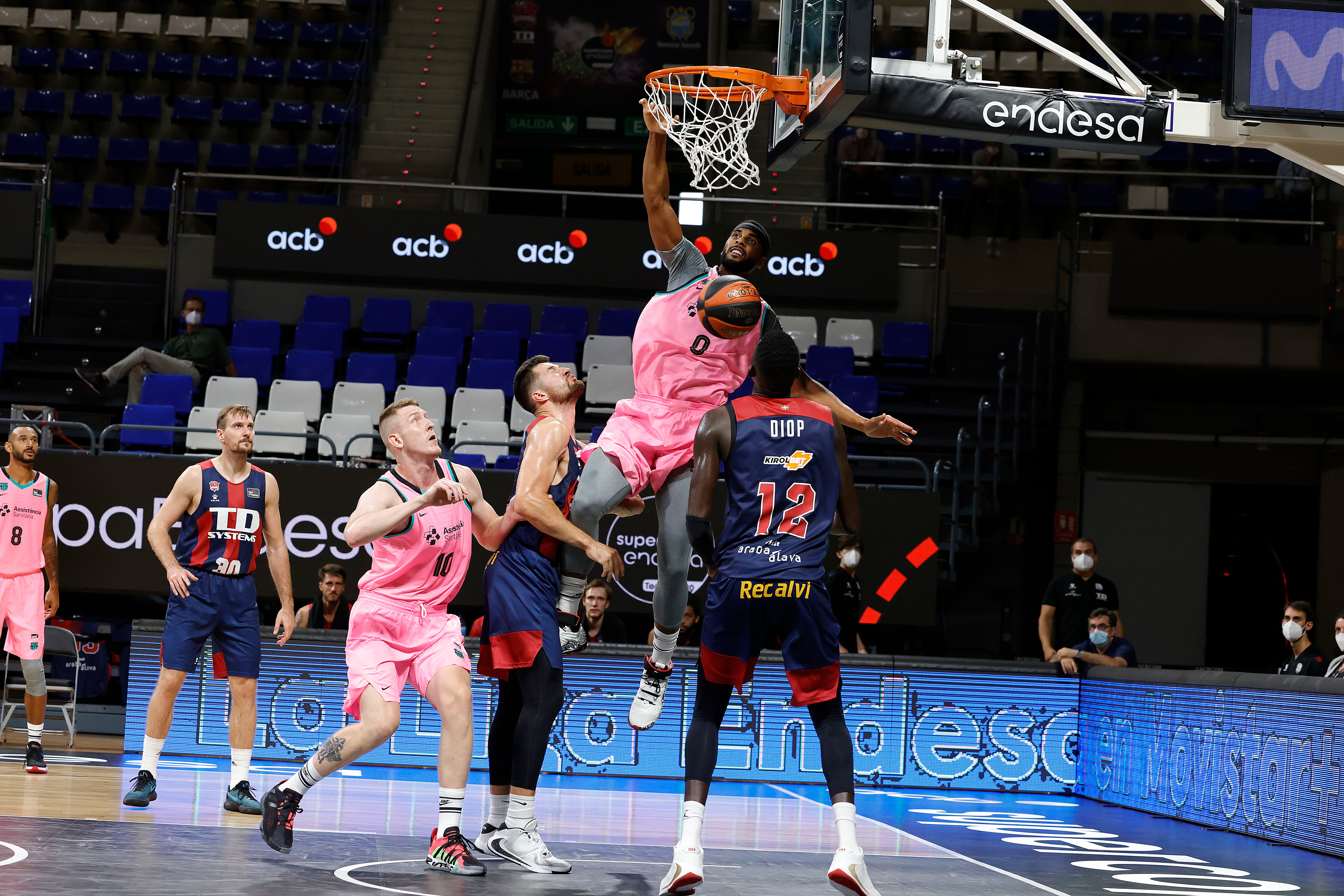 Baskonia y Barcelona han disputado la primera semifinal de la Supercopa.